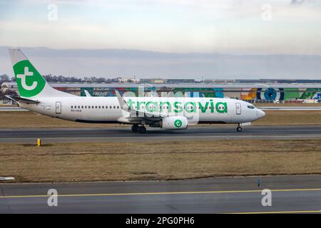 PRAG, TSCHECHIEN, JANUAR 19 2023, Ein Flugzeug von Transavia auf der Landebahn Stockfoto