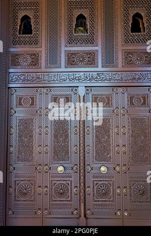 Geschnitzte Holztüren in der Sultan-Qaboos-Moschee, Muscat, Oman Stockfoto