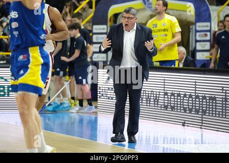 Palaolimpia, Verona, Italien, 19. März 2023, Alessandro Ramagli Cheftrainer von Tezenis Verona während der Tezenis Verona vs Umana Reyer Venezia - Italienische Basketballmeisterschaft der Serie A Stockfoto