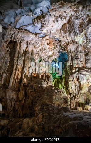 Stalaktitenformationen in der Thien-Cung-Grotte in Ha Long Bay in Vietnam Stockfoto