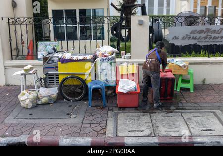 BANGKOK, THAILAND, FEBRUAR 04 2023, Ein Straßenverkäufer bietet gekühlte Getränke in Plastikflaschen an Stockfoto