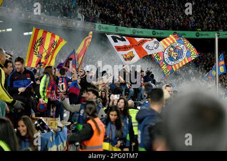 Barcelona, Esp. 19. März 2023. FC BARCELONA gegen REAL MADRID 19. März 2023 FC Barcelona Fans während des Spiels zwischen dem FC Barcelona und Real Madrid entsprechend dem sechsundzwanzigsten Tag der Liga Santander im Spotify Camp Nou in Barcelona, Spanien. Kredit: Rosdemora/Alamy Live News Stockfoto