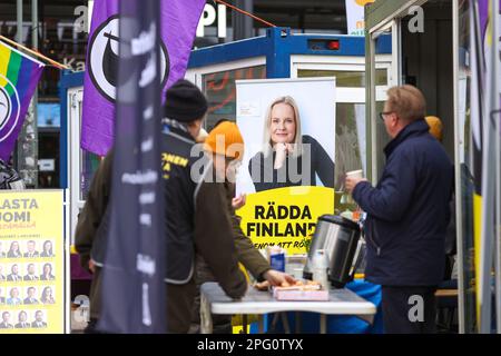 Helsinki, Uusimaa, Finnland. 19. März 2023. In Finnland werden die Abgeordneten alle vier Jahre gewählt. 2023 finden die Wahlen am Sonntag, dem 2. April, statt. Der Wahlkampf ist im Gange. Zelt der Finnen-Partei. (Kreditbild: © Marina Takimoto/ZUMA Press Wire) NUR REDAKTIONELLE VERWENDUNG! Nicht für den kommerziellen GEBRAUCH! Stockfoto