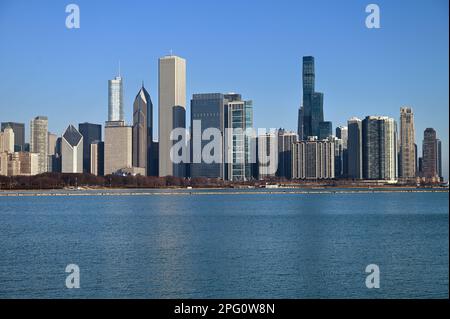 Chicago, Illinois, USA. Ein Teil der Skyline der Stadt erhebt sich über den Lake Michigan hinaus. Stockfoto