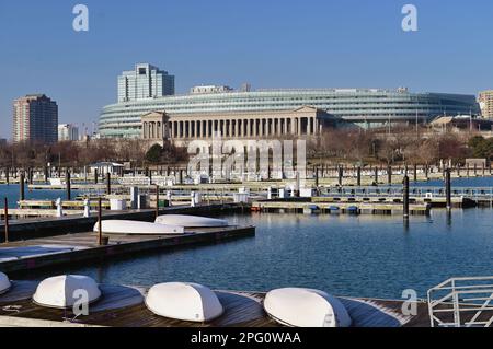 Chicago, Illinois, USA. Umgedrehte Ruderboote und ein leerer Hafen bieten dem Soldier Field, der Heimat der Chicago Bears der NFL, einen Winter-Vordergrund. Stockfoto