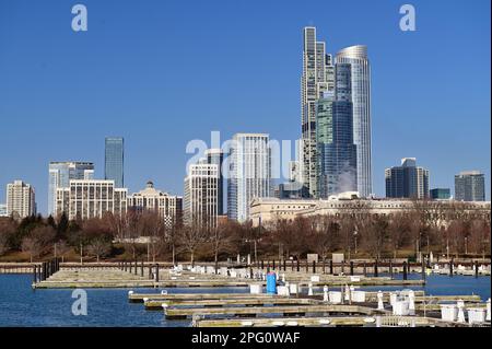 Chicago, Illinois, USA. Umgedrehte Boote in einem leeren Hafen bieten einen Vordergrund für Gebäude wie NEMA Chicago und One Museum Park. Stockfoto