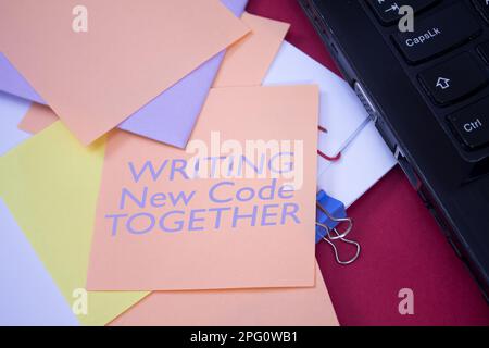 Neuer Code Wird Gemeinsam Geschrieben. Text auf Haftpapier. Erinnerungsnachricht zu Veranstaltungen und Feiern. Stockfoto