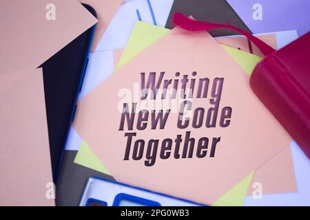 Neuer Code Wird Gemeinsam Geschrieben. Text auf Haftpapier. Erinnerungsnachricht zu Veranstaltungen und Feiern. Stockfoto