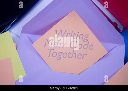 Neuer Code Wird Gemeinsam Geschrieben. Text auf Haftpapier. Erinnerungsnachricht zu Veranstaltungen und Feiern. Stockfoto