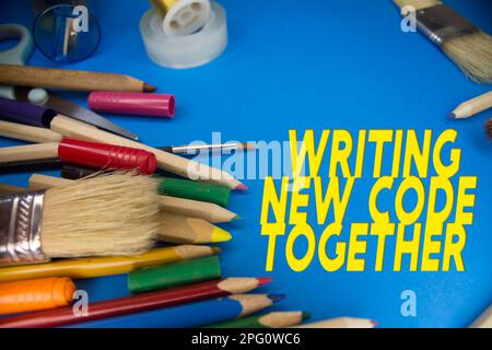 Overhead-Aufnahme von Schulmaterial beim Schreiben von „New Code Together“-Text. Pinsel, Bleistifte, künstlerische Werkzeuge. Kunst- Und Handwerksgeräte. Stockfoto