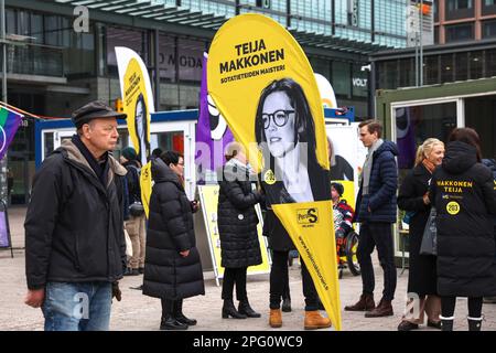 Helsinki, Uusimaa, Finnland. 19. März 2023. In Finnland werden die Abgeordneten alle vier Jahre gewählt. 2023 finden die Wahlen am Sonntag, dem 2. April, statt. Der Wahlkampf ist im Gange. Mitglieder der Finnen-Partei kommunizieren mit Wählern (Kreditbild: © Marina Takimoto/ZUMA Press Wire) NUR REDAKTIONELLE VERWENDUNG! Nicht für den kommerziellen GEBRAUCH! Stockfoto