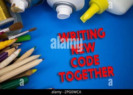 Overhead-Aufnahme von Schulmaterial beim Schreiben von „New Code Together“-Text. Pinsel, Bleistifte, künstlerische Werkzeuge. Kunst- Und Handwerksgeräte. Stockfoto