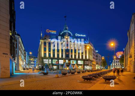 OSLO; NORWEGEN - 10. MAI 2018 : Oslo City Skyline Business Center in Norwegen bei Sonnenuntergang Stockfoto