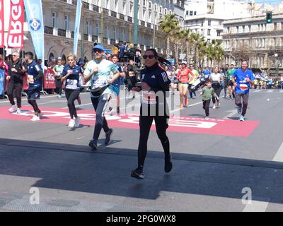 Syntagma-Platz, Athen, 19. März 2023. Beim diesjährigen OPAP-Straßenrennen 5km in Athen 2023 wurden die Straßen von Athen sauber gepeitscht und der Himmel war überwiegend sonnig, als die städtischen Läufer die kürzere Distanz-Toleranzstrecke in Angriff nahmen, die dem Drama Agonie und Ecstasy des Marathons eine geringere Wahrscheinlichkeit eines physischen Zusammenbruchs bescherte. Kredit: ©Julia Mineeva/EGBN TV News/Alamy Live News. Stockfoto