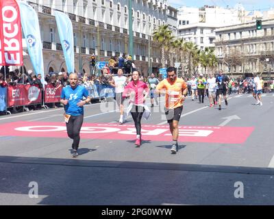 Syntagma-Platz, Athen, 19. März 2023. Beim diesjährigen OPAP-Straßenrennen 5km in Athen 2023 wurden die Straßen von Athen sauber gepeitscht und der Himmel war überwiegend sonnig, als die städtischen Läufer die kürzere Distanz-Toleranzstrecke in Angriff nahmen, die dem Drama Agonie und Ecstasy des Marathons eine geringere Wahrscheinlichkeit eines physischen Zusammenbruchs bescherte. Kredit: ©Julia Mineeva/EGBN TV News/Alamy Live News. Stockfoto