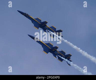 17. März 2023: Das US Navy Precision Flight Demonstrationsteam The Blue Angels hat die 2023 Point Mugu Air Show auf dem Marinestützpunkt Ventura County (NBVC), Point Mugu, CA., USA, 17. März, 2023. (Kreditbild: © Scott Mitchell/ZUMA Press Wire) NUR REDAKTIONELLE VERWENDUNG! Nicht für den kommerziellen GEBRAUCH! Stockfoto