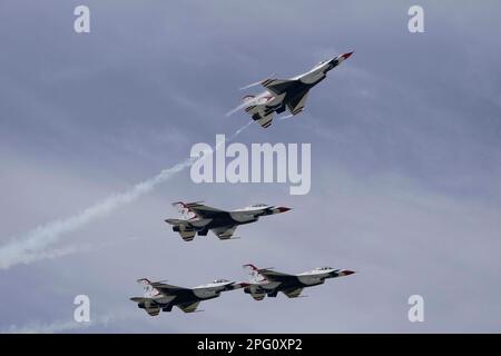 17. März 2023: United States Air Force Jet Dämonstraion Team, The Thunderbirds, auftritt auf der 2023 Point Mugu Air Show am Marinestützpunkt Ventura County (NBVC), Point Mugu, CA., USA, März 18, 2023. (Kreditbild: © Scott Mitchell/ZUMA Press Wire) NUR REDAKTIONELLE VERWENDUNG! Nicht für den kommerziellen GEBRAUCH! Stockfoto