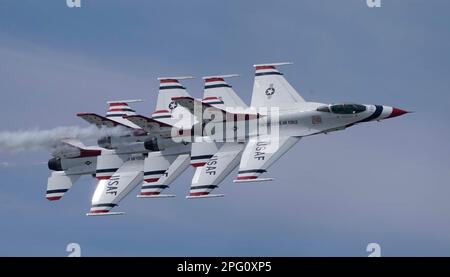 17. März 2023: United States Air Force Jet Dämonstraion Team, The Thunderbirds, tritt in ihren F16 Kämpfern auf der 2023 Point Mugu Air Show am Marinestützpunkt Ventura County (NBVC), Point Mugu, CA., USA, März 18, 2023. (Kreditbild: © Scott Mitchell/ZUMA Press Wire) NUR REDAKTIONELLE VERWENDUNG! Nicht für den kommerziellen GEBRAUCH! Stockfoto