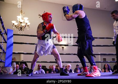 März 18 2023, Marconi Club, London, Ontario, Kanada. George Abdallah (Rot) gegen Daniel Savarie (Blau) beim St. Paddy's Day kommt das Boom-Event. Luke Durda/Alamy Stockfoto