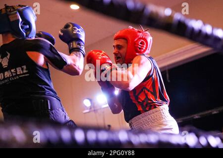 März 18 2023, Marconi Club, London, Ontario, Kanada. George Abdallah (Rot) gegen Daniel Savarie (Blau) beim St. Paddy's Day kommt das Boom-Event. Luke Durda/Alamy Stockfoto