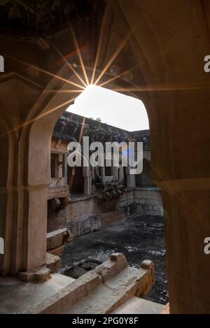 Queens Bath am Eingang des königlichen Gehäuses in Hampi. Hampi, die Hauptstadt des antiken Vijayanagara-Reiches, gehört zum UNESCO-Weltkulturerbe. Stockfoto