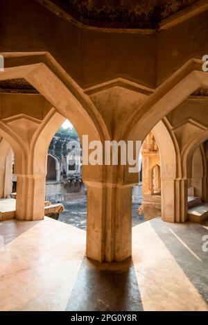 Queens Bath am Eingang des königlichen Gehäuses in Hampi. Hampi, die Hauptstadt des antiken Vijayanagara-Reiches, gehört zum UNESCO-Weltkulturerbe. Stockfoto