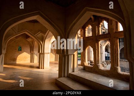 Hampi, Karnataka, Indien - Nov. 3 2022: Queens Bath am Eingang des königlichen Gehäuses in Hampi. Hampi, die Hauptstadt des alten Vijayanagara-Reiches, Stockfoto