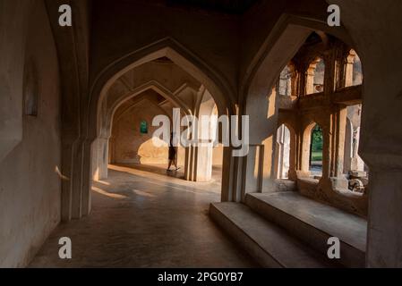 Hampi, Karnataka, Indien - Nov. 3 2022: Queens Bath am Eingang des königlichen Gehäuses in Hampi. Hampi, die Hauptstadt des alten Vijayanagara-Reiches, Stockfoto