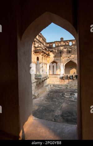 Queens Bath am Eingang des königlichen Gehäuses in Hampi. Hampi, die Hauptstadt des antiken Vijayanagara-Reiches, gehört zum UNESCO-Weltkulturerbe. Stockfoto