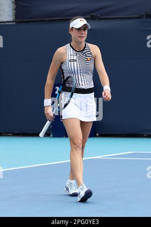 Miami, Vereinigte Staaten Von Amerika. 18. März 2023. MIAMI GARDENS, Florida – MÄRZ 19: Kimberly Birell (AUS) reagiert auf Storm Hunter (AUS) während der Qualifikationsrunde der Frauen 1. bei den Miami Open am 19. März 2023 in Miami Gardens, Florida. (Foto: Alberto E. Tamargo/Sipa USA) Guthaben: SIPA USA/Alamy Live News Stockfoto