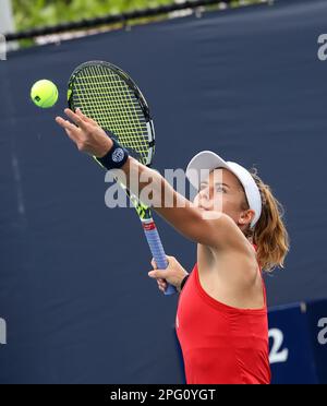 Miami, Vereinigte Staaten Von Amerika. 18. März 2023. MIAMI GARDENS, Florida - MÄRZ 19: Julia Grabher (AUT) bedient Priska Nugroho (INA) während der Women's Qualifying 1. Runde bei den Miami Open am 19. März 2023 in Miami Gardens, Florida. (Foto: Alberto E. Tamargo/Sipa USA) Guthaben: SIPA USA/Alamy Live News Stockfoto