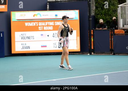 Miami, Vereinigte Staaten Von Amerika. 18. März 2023. MIAMI GARDENS, Florida – MÄRZ 19: Katie Volynets (USA) reagiert auf Kaja Juvan (SLO) während der Qualifikationsrunde 1. der Frauen bei den Miami Open am 19. März 2023 in Miami Gardens, Florida. (Foto: Alberto E. Tamargo/Sipa USA) Guthaben: SIPA USA/Alamy Live News Stockfoto