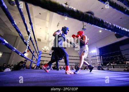 März 18 2023, Marconi Club, London, Ontario, Kanada. George Abdallah (Rot) gegen Daniel Savarie (Blau) beim St. Paddy's Day kommt das Boom-Event. Luke Durda/Alamy Stockfoto