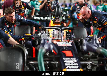 Jeddah. 19. März 2023. Der niederländische Fahrer Max Verstappen (C) von Bull Racing wird am 19. März 2023 auf der Jeddah Corniche Circuit in Jeddah, Saudi-Arabien, vor dem Saudi-arabischen Grand Prix 2023 der Formel 1 gesehen. Kredit: Qian Jun/Xinhua/Alamy Live News Stockfoto