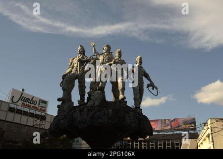 Statue des militärpersonals, bekannt als Tugu Peringatan Pendaratan Batalyon Worang (Gedenkstätte für die Landung des Worang-Bataillons), ein Denkmal zur Erinnerung an eine militärische Intervention zur Verringerung einer Separatistenbewegung nach der Unabhängigkeit, das sich in einem Einkaufsviertel in Manado, Nord-Sulawesi, Indonesien befindet. Stockfoto