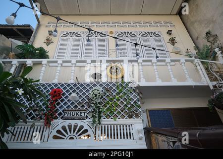 Ein traditionelles chinesisch-portugiesisches (Peranakan) Haus mit gitterartigen Bogenfenstern in einer Hinterspur der Thalang Road In der Altstadt von Phuket, Phuket, Thailand Stockfoto