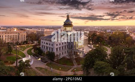 Das South Carolina Statehouse in der Abenddämmerung in Columbia, SC, aus der Vogelperspektive. Columbia ist die Hauptstadt des US-Bundesstaates South Carolina Stockfoto