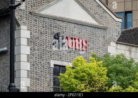SHANGHAI, CHINA - 29. AUGUST 2022 - (DATEI) Foto vom 29. August 2022 zeigt das UBS-Logo in der Xintiandi Street in Shanghai, Ostchina. UBS (UBS. US) A Stockfoto