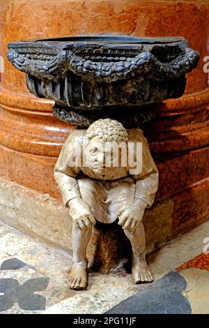 Weihwasserstau in der Basilica di Sant Anastasia in Verona, Italien Stockfoto