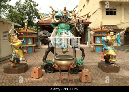 Skulpturen von Kriegern und Kwan Kong (Guan Yu)-gott auf einem Pferd, im Kwan Kong-Tempel in Manado, North Sulawesi, Indonesien. Stockfoto