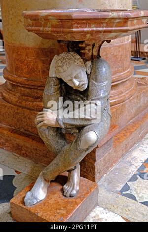 Weihwasserstau in der Basilica di Sant Anastasia in Verona, Italien Stockfoto