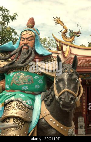 Skulptur des kwan Kong (Guan Yu)-gottes auf einem Pferd, im Kwan Kong-Tempel in Manado, North Sulawesi, Indonesien. Stockfoto