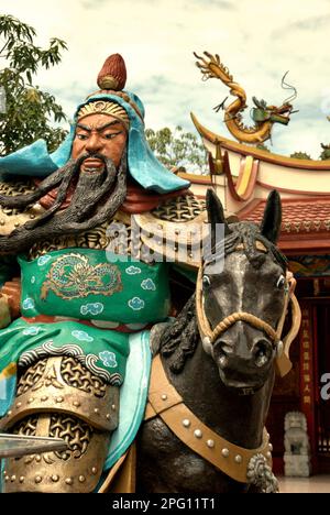 Skulptur des kwan Kong (Guan Yu)-gottes auf einem Pferd, im Kwan Kong-Tempel in Manado, North Sulawesi, Indonesien. Stockfoto