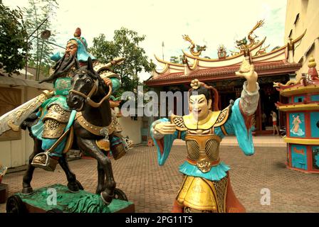 Skulpturen eines Kriegers und eines kwan Kong (Guan Yu)-gottes auf einem Pferd, im Kwan Kong-Tempel in Manado, North Sulawesi, Indonesien. Stockfoto