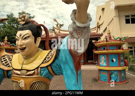 Eine Kriegerskulptur im Kwan Kong Tempel in Manado, North Sulawesi, Indonesien. Stockfoto