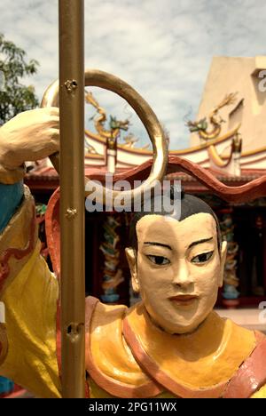 Eine Kriegerskulptur im Kwan Kong Tempel in Manado, North Sulawesi, Indonesien. Stockfoto