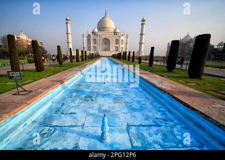 2. März 2023, Agra, Uttar Pradesh, Indien: A view of the Taj Mahal. Das Taj Mahal ist ein Mausoleum am rechten Ufer des Flusses Yamuna - Agra, Indien, erbaut vom Mogul-Kaiser Shah Jahan zum Gedenken an seine Lieblingsfrau Mumtaz. Das Taj Mahal gilt als das beste Beispiel der Mogul-Architektur, ein Stil, der Elemente aus persischen, oman-, indischen und islamischen Architekturstilen kombiniert. Das Taj Mahal steht auf der Liste der modernen sieben Weltwunder und gehört seit 1983 zum UNESCO-Weltkulturerbe. (Kreditbild: © Avishek das/SOPA Images via ZUMA Press Wire) EDI Stockfoto