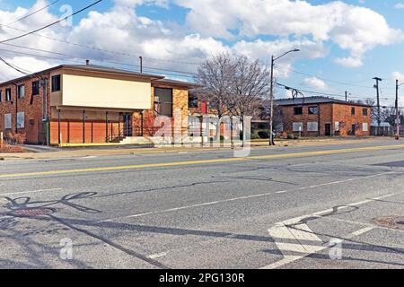 Das Apartmentgebäude Front Steps in der West 25. Street im Stadtviertel Ohio in Cleveland, Ohio, am 23. Februar 2023. Stockfoto