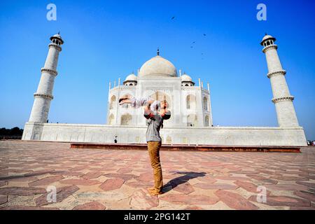 2. März 2023, Agra, Uttar Pradesh, Indien: Eine Mutter sah ihr Baby vor dem Taj Mahal in Agra küssen. Das Taj Mahal ist ein Mausoleum am rechten Ufer des Flusses Yamuna - Agra, Indien, erbaut vom Mogul-Kaiser Shah Jahan zum Gedenken an seine Lieblingsfrau Mumtaz. Das Taj Mahal gilt als das beste Beispiel der Mogul-Architektur, ein Stil, der Elemente aus persischen, oman-, indischen und islamischen Architekturstilen kombiniert. Das Taj Mahal steht auf der Liste der modernen sieben Weltwunder und gehört seit 1983 zum UNESCO-Weltkulturerbe. (Kreditbild: © Avishek Stockfoto