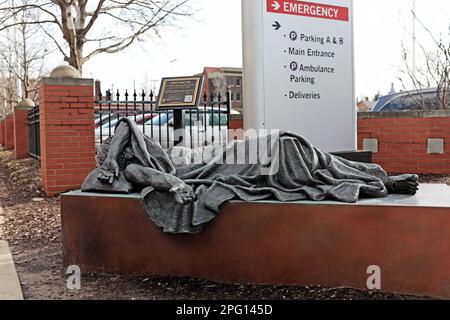 Der kanadische Bildhauer Timothy Schmalz stellt Jesus als Obdachlosen vor dem Cleveland Clinic Lutheran Hospital in West 25. in Ohio City, OH, dar. Stockfoto